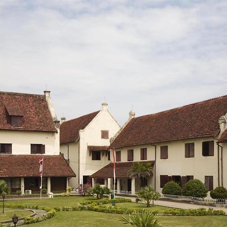 Hotel Astra Novilia Makassar Esterno foto