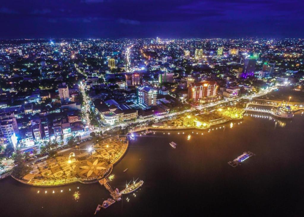Hotel Astra Novilia Makassar Esterno foto