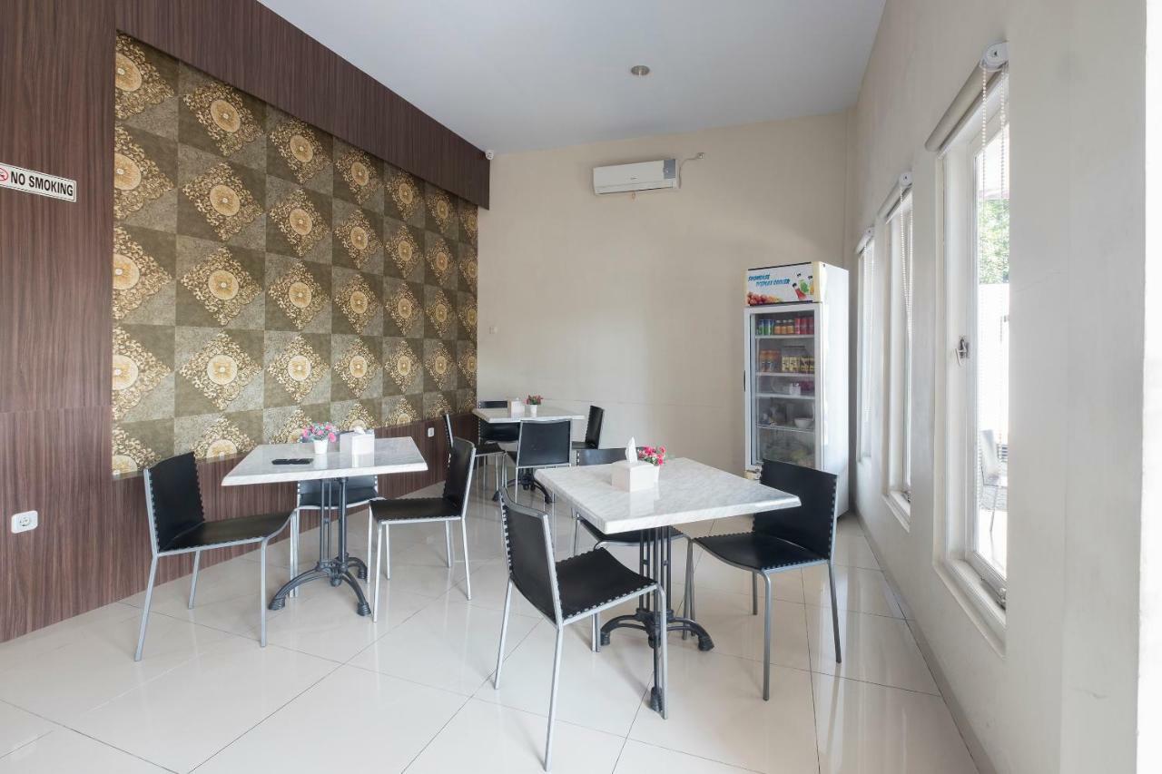 Hotel Astra Novilia Makassar Esterno foto