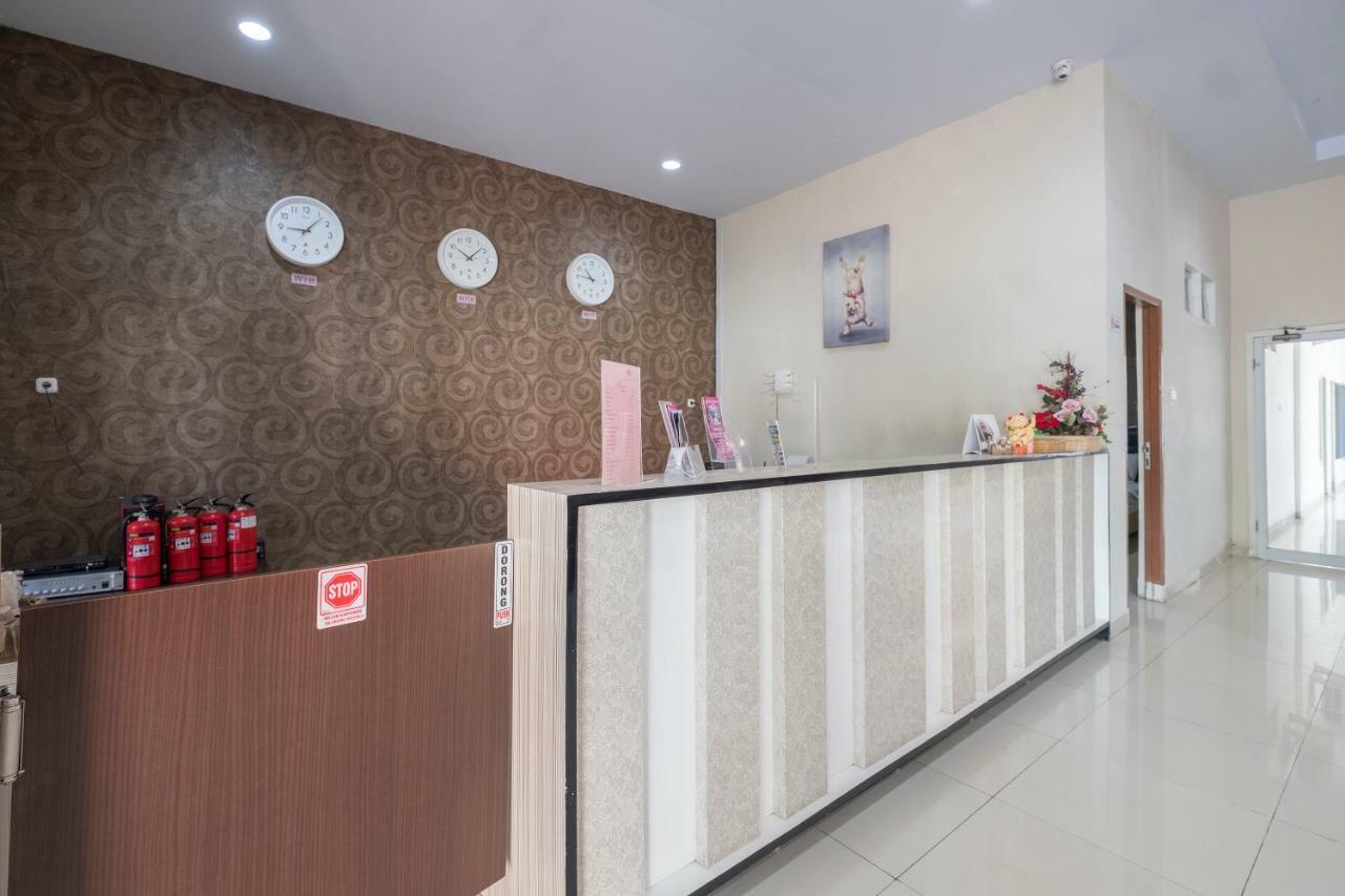 Hotel Astra Novilia Makassar Esterno foto