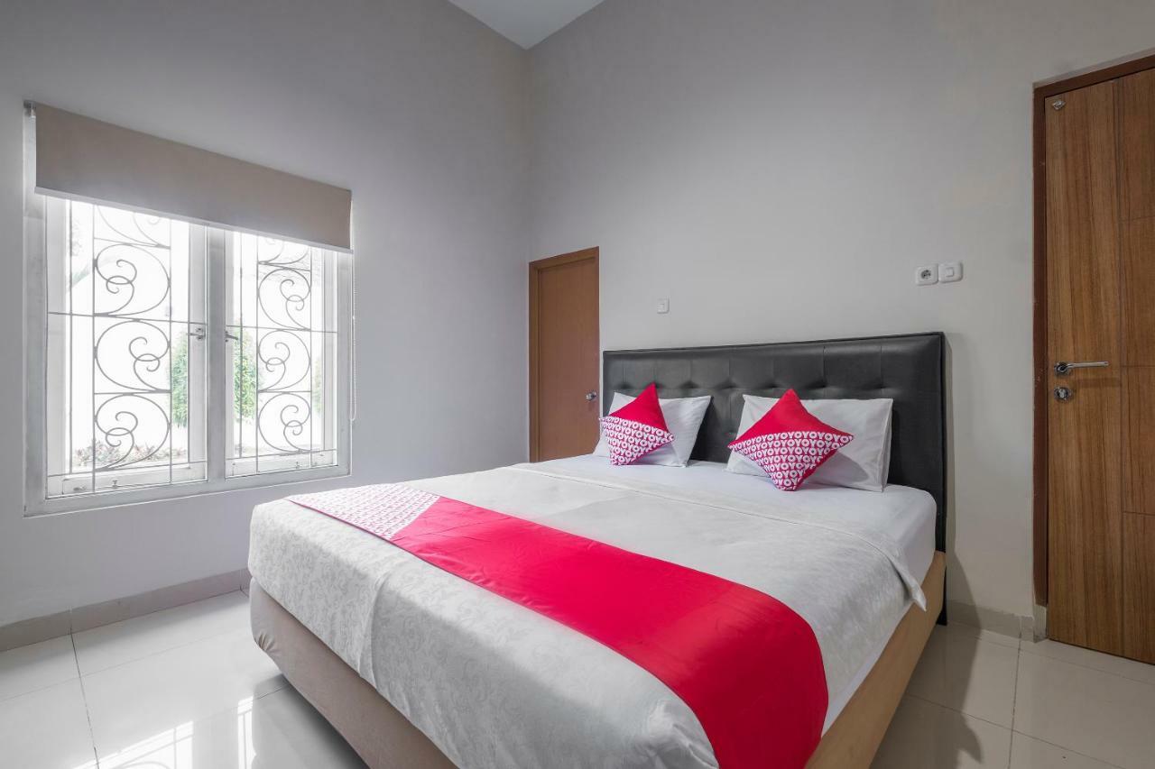 Hotel Astra Novilia Makassar Esterno foto