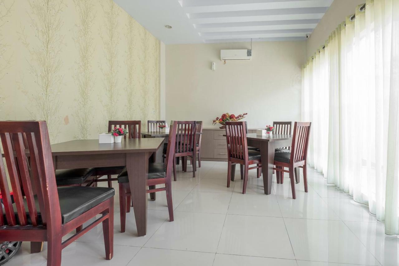 Hotel Astra Novilia Makassar Esterno foto