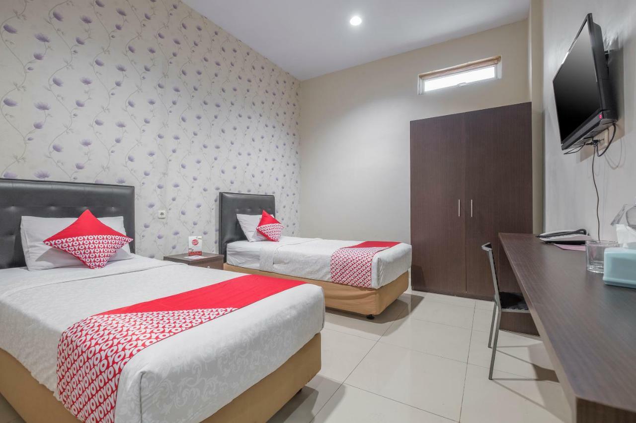 Hotel Astra Novilia Makassar Esterno foto
